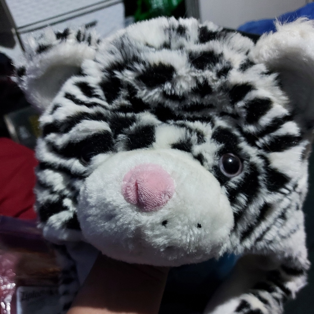 NWOT Fuzzy Winter Hat - Snow leopard